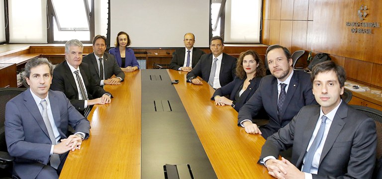 Composição atual do Copom: (da esquerda para a direita) Bruno Serra Fernandes, Diretor de Política Monetária; Otavio Ribeiro Damaso, Diretor de Regulação; Paulo Souza, Diretor de Fiscalização; Carolina de Assis Barros, Diretora de Administração; Mauricio Moura, Diretor de Relacionamento; Roberto Campos Neto, Presidente; Fernanda Guardado, Diretora de Assuntos Internacionais; Renato Dias de Brito Gomes, Diretor de Organização do Sistema Financeiro; e Diogo Abry Guillen, Diretor de Política Econômica.
