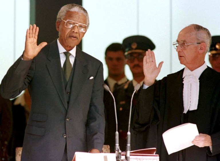 Nelson Mandela toma posse na presidência da África do Sul, 10 de maio de 1994/Reuters