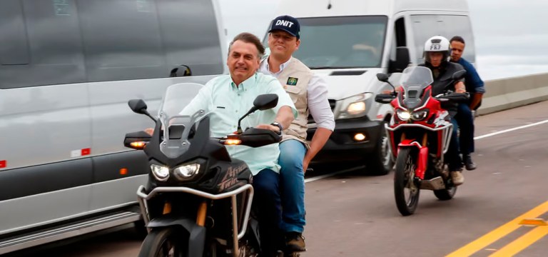 Jair Bolsonaro dando carona a Tarcísio de Freitas