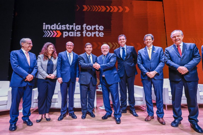 Lula e Alckmin com ministros em evento na Fiesp