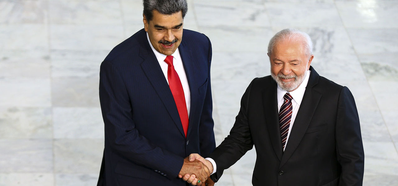 Nicolas Maduro (gravata vermelha) e Luiz Inácio Lula da Silva