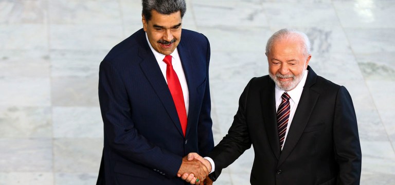 Nicolas Maduro (gravata vermelha) e Luiz Inácio Lula da Silva