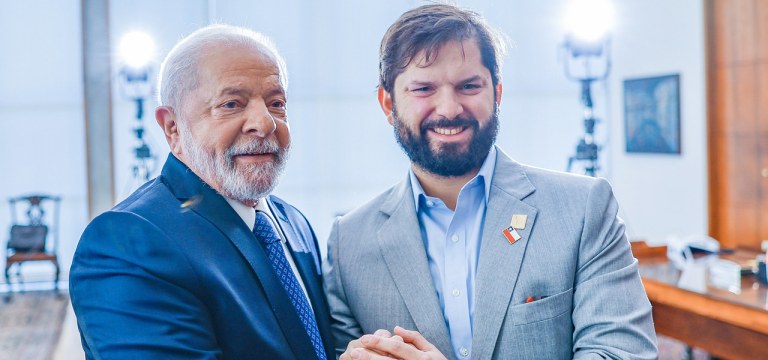 Luiz Inácio Lula da Silva (à esq.) e Gabriel Boric