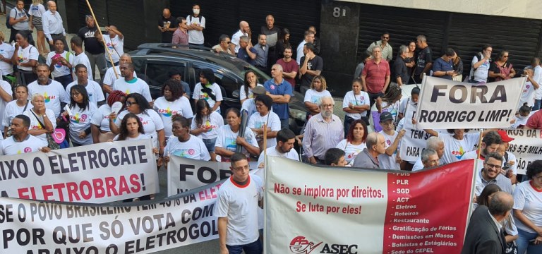 Eletricitários protestam contra privatização da Eletrobrás no Rio de Janeiro