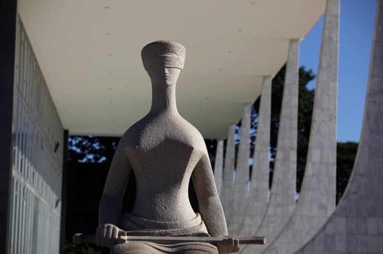 Estátua da Justiça no prédio do STF em Brasília - 21/04/2010