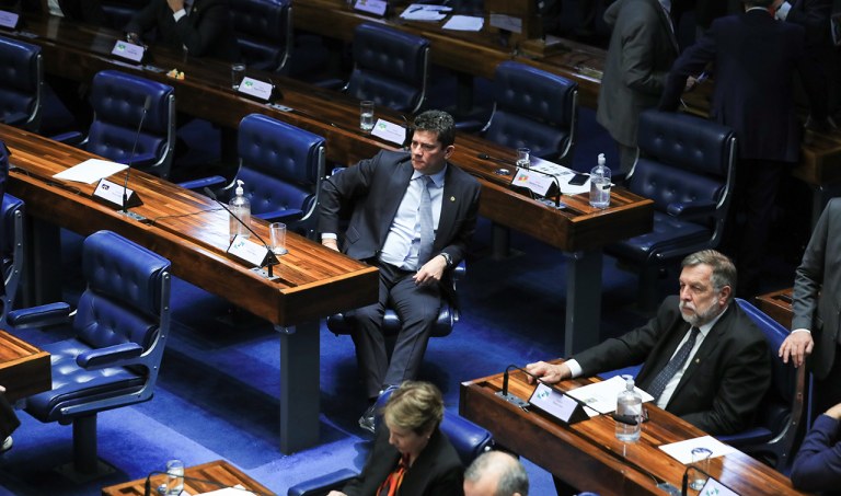 Sergio Moro (gravata clara, no centro da foto)