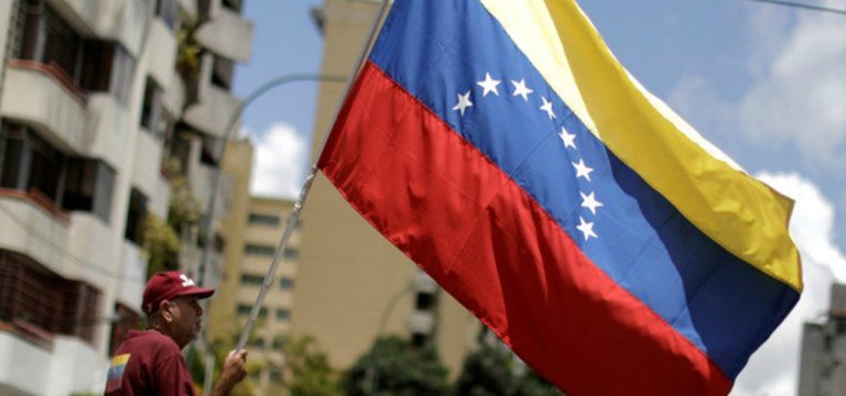Homem segura bandeira da Venezuela