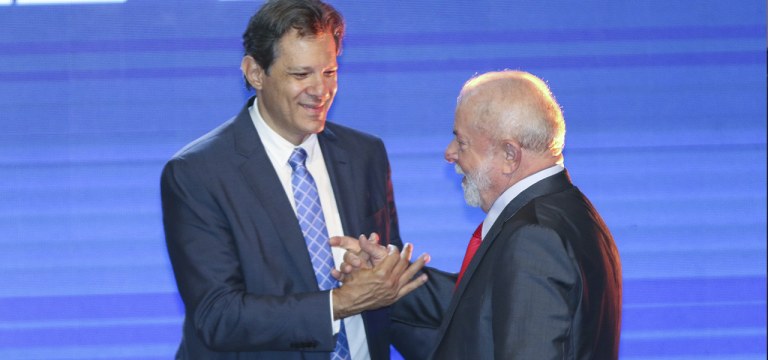 Ministro da Fazenda, Fernando Haddad (gravata azul), e o presidente Luiz Inácio Lula da Silva. Foto: Fabio Pozzebom - Agência Brasil