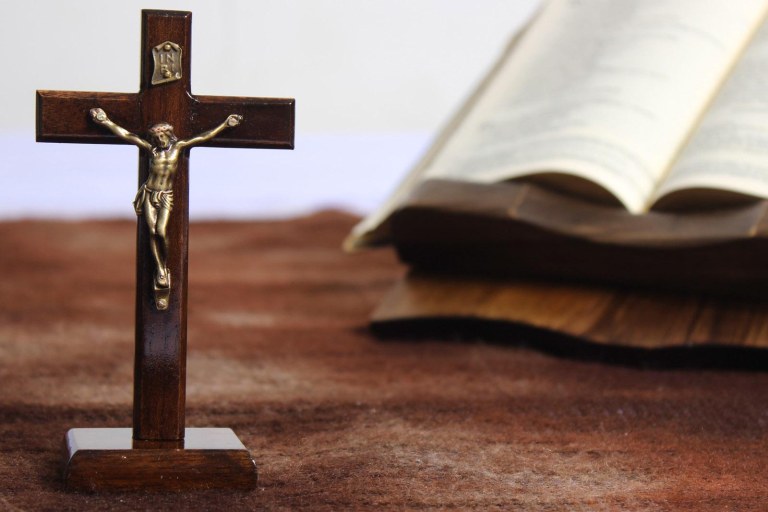 Crucifixo e a Bíblia