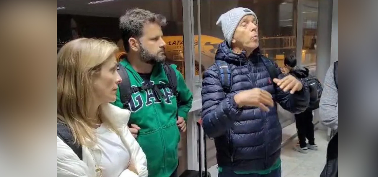 Andreia Mantovani, Alex Zanatta (ao centro) e Roberto Mantovani Filho no Aeroporto de Guarulhos