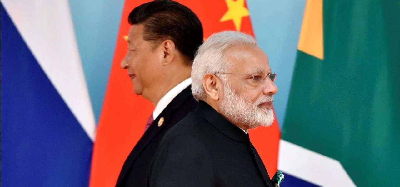 Presidente da China, Xi Jinping (à esq.), e o primeiro-ministro da Índia, Narendra Modi