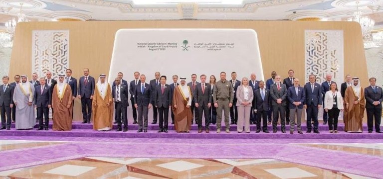 Representantes de mais de 40 países, incluindo China, Índia e Estados Unidos, posam para foto durante conversas em Jeddah, Arábia Saudita, em 6 de agosto de 2023