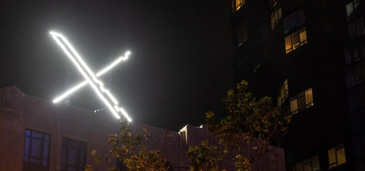 Logotipo 'X' é visto no topo da sede da plataforma de mensagens X, anteriormente conhecida como Twitter, no centro de San Francisco, Califórnia, EUA, 30 de julho de 2023.