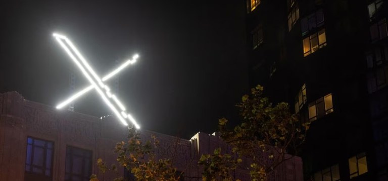 Logotipo 'X' é visto no topo da sede da plataforma de mensagens X, anteriormente conhecida como Twitter, no centro de San Francisco, Califórnia, EUA, 30 de julho de 2023.