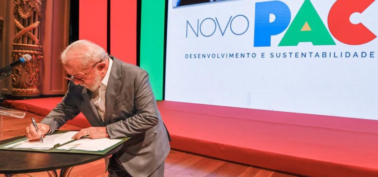 Presidente Luiz Inácio Lula da Silva assina o novo Plano de Aceleração do Crescimento (PAC)