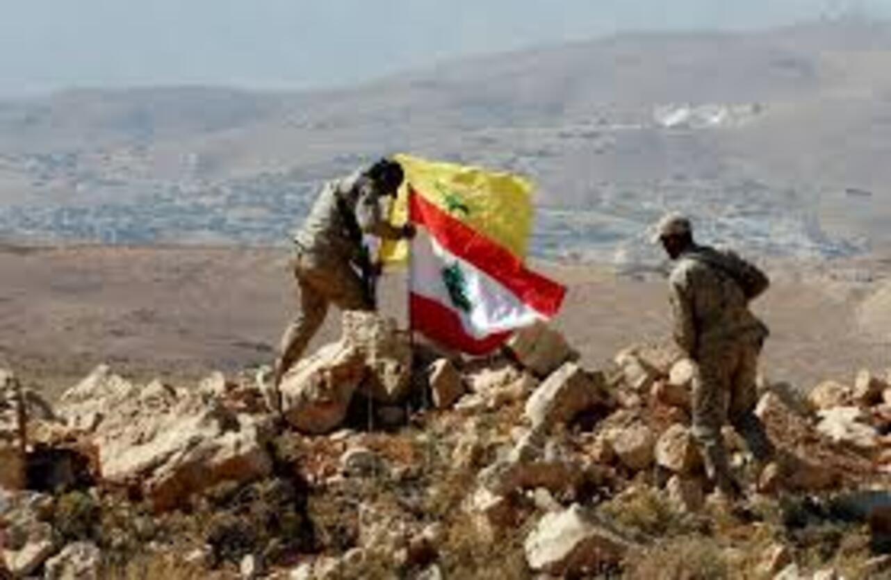 Combatentes fincam no terreno as bandeiras do Líbano e do Hezbollah, marco da vitória contra os agressosres israelenses