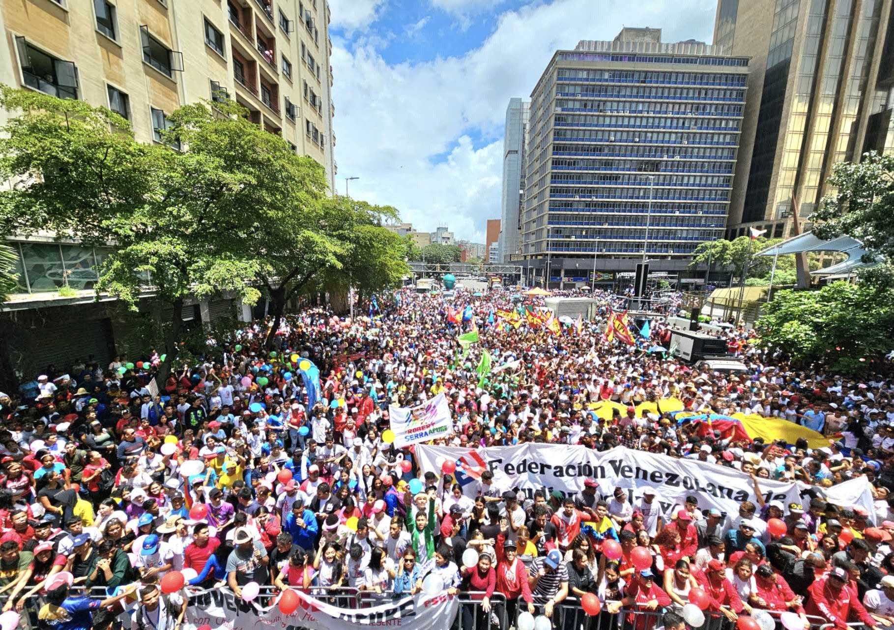 Jovens vão às ruas em apoio ao governo de Nicolás Maduro
