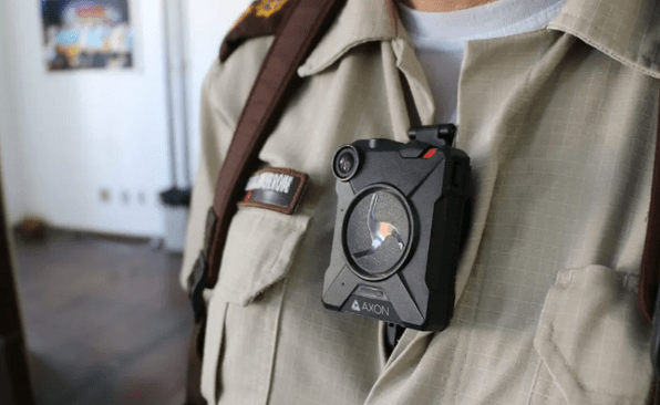 Exemplo de uma das câmeras corporais que podem ser implementadas ao uniforme de policiais na Bahia