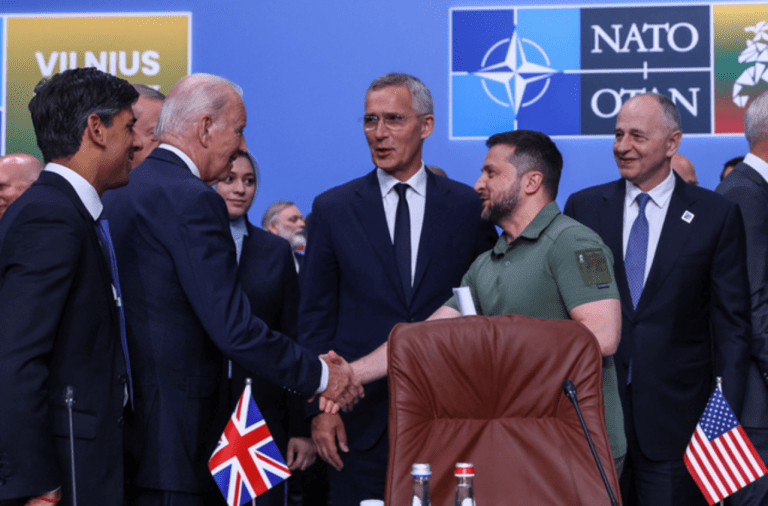 Zelensky é saudado por líderes de potências ocidentais durante cúpula da Otan em julho de 2023
