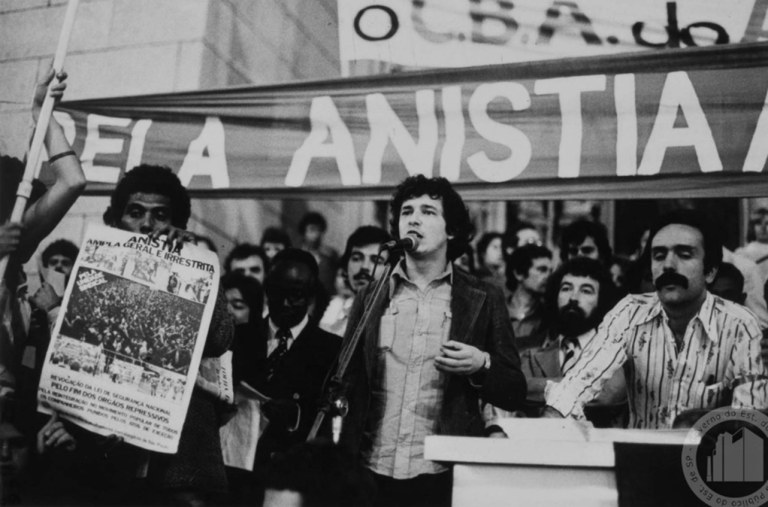 Manifestacao pela anistia em Sao Paulo, na Praca da Sé em 08/09/1979. Metalurgico Ubiracy, deputado Geraldo Siqueira (MDB), deputado Fernando Morquis (MDB) e o advogado Luis Eduardo Greenhalgh, presidente dirigente do CBA-SP; 08/09/1979