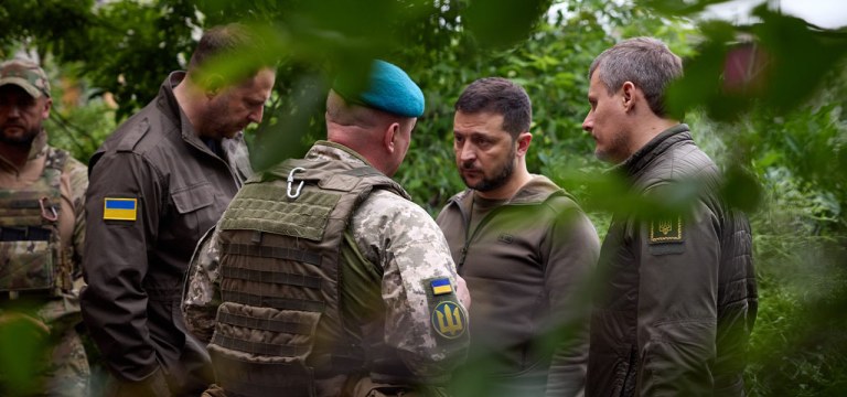 Volodymyr Zelenskyy se reúne com militares ucranianos