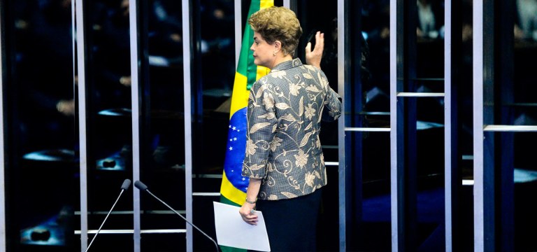 Presidente Dilma Rousseff na tribuna do Senado durante o Golpe de 2016