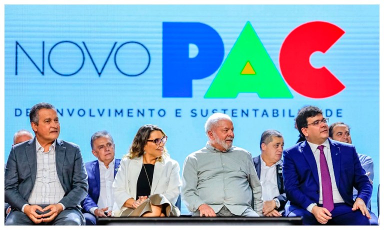 Luiz Inácio Lula da Silva (roupa cinza) ao lado da primeira-dama Rosângela da Silva junto com outras lideranças no Piauí