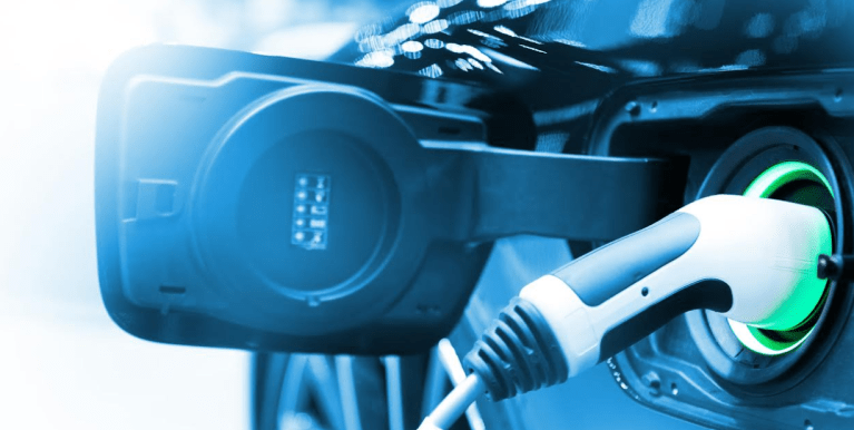 Há exatamente um ano, a Bloomberg Green estuda a curva de avanço dos EVs e suas taxas de adoção em todo o mundo. Há 12 meses, 19 países tinham ultrapassado o ponto de virada: 5% das vendas de automóveis novos (carros de passeio e comerciais leves) e, em agosto, outros cinco países (Canadá, Espanha, Hungria, Austrália e Tailândia) se juntam ao grupo que, agora, soma 23 nações. O Brasil, onde os veículos elétricos não têm mais que 0,4% de participação, com modestíssimas 3.760 unidades vendidas no primeiro semestre deste ano, infelizmente está fora deste grupo
