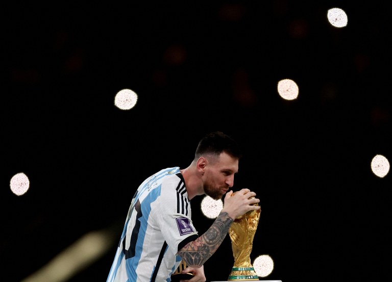 Craque argentino Lionel Messi beija a taça da Copa do Mundo