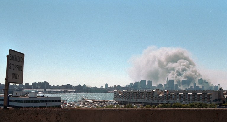 A fumaça sobe do local do World Trade Center em 11 de setembro de 2001