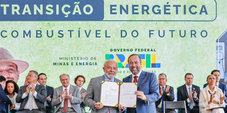 Presidente da República, Luiz Inácio Lula da Silva, e ministro Alexandre Silveira, de Minas e Energia, durante a Cerimônia de Assinatura do Projeto de Lei do Programa Combustível do Futuro, no Palácio do Planalto. Brasília - DF