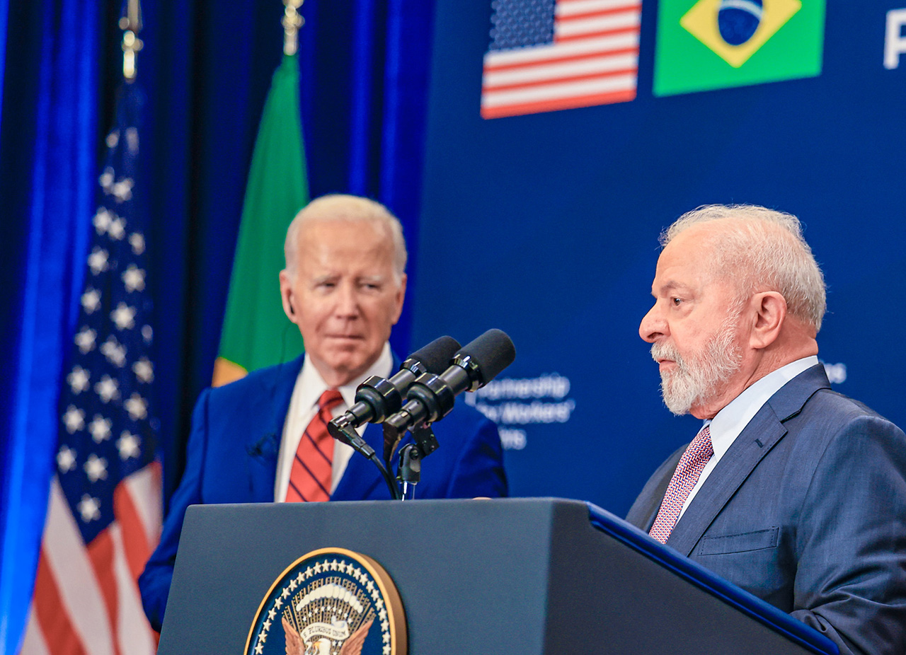 Joe Biden (à esq.) e Luiz Inácio Lula da Silva