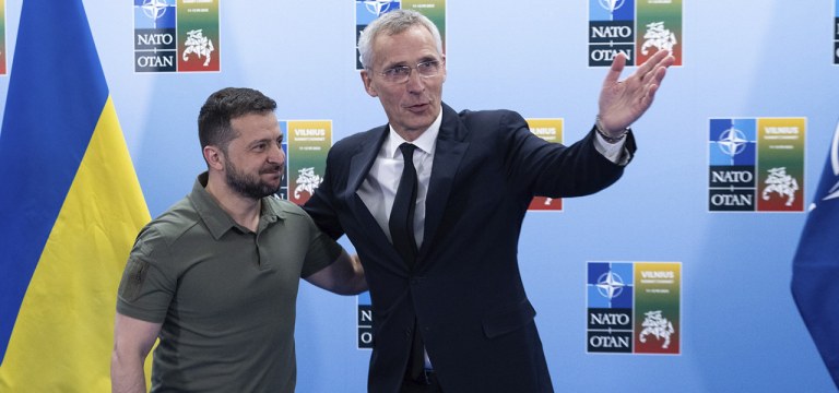 Presidente Volodymyr Zelenskyy (Ucrânia) com o Secretário-Geral da OTAN Jens Stoltenberg