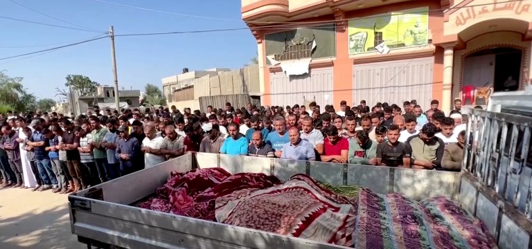 Palestinos homenageiam vítimas dos ataques de Israel em Gaza