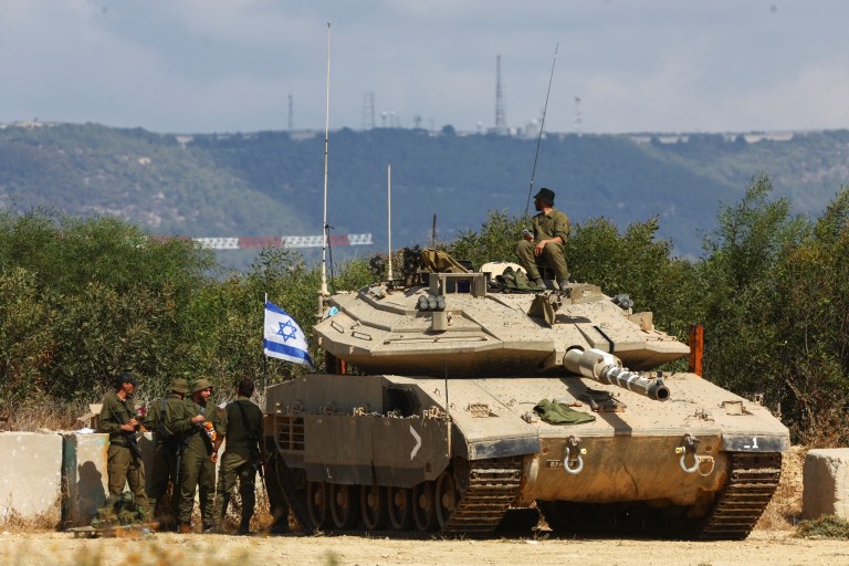Soldados israelenses perto da fronteira com o Líbano