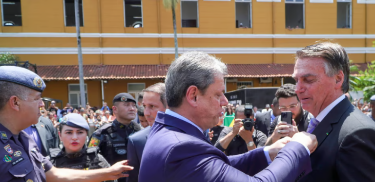 Tarcísio coloca medalha em Bolsonaro 16/10/2023