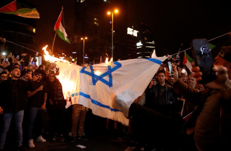 Manifestantes queimam bandeira de Israel
