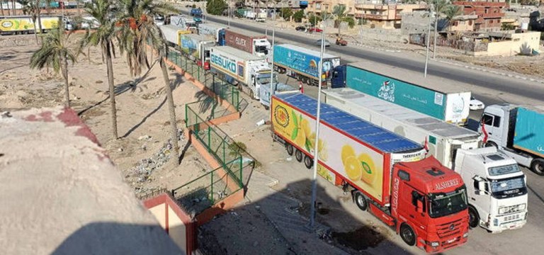 Caminhões com ajuda humanitária ficaram parados na cidade egípcia de Al-Arish