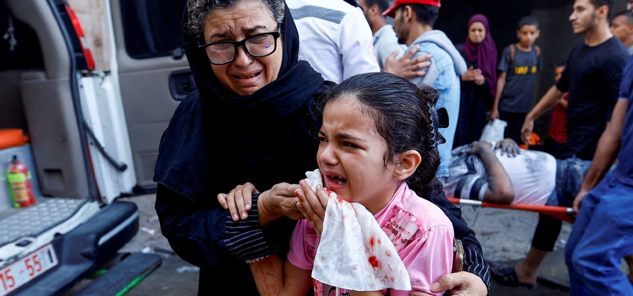Uma menina palestina reage após os ataques israelenses, em Khan Younis, no sul da Faixa de Gaza, 14 de outubro.