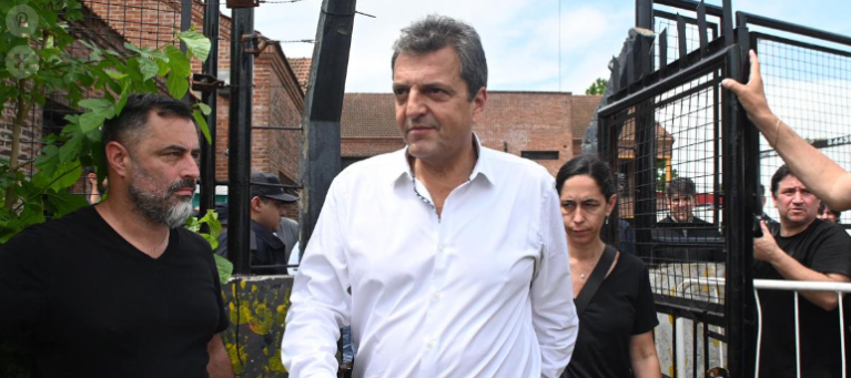 Sergio Massa comparece a centro de votação em Buenos Aires 22/10/2023