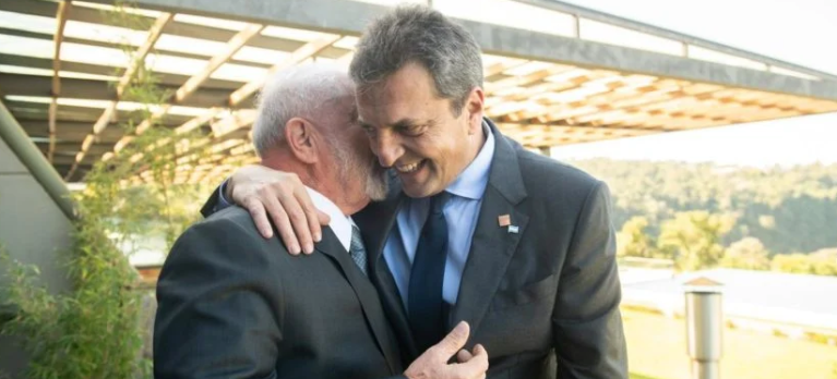 Lula e Sergio Massa durante encontro na 62ª Cúpula do Mercosul em 4 de julho de 2023