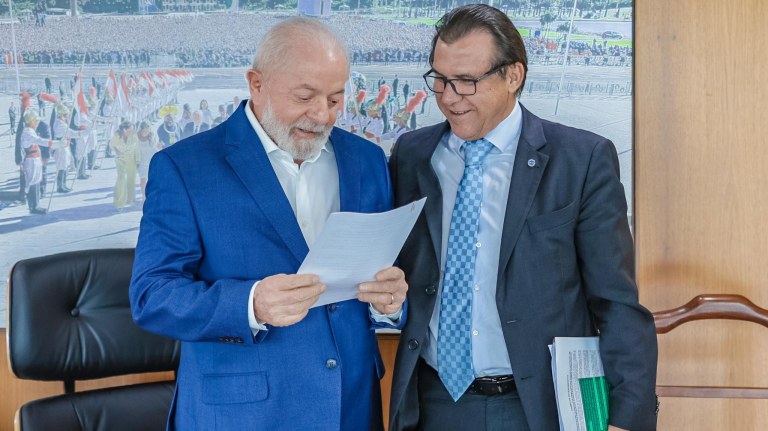 Lula e o ministro do Trabalho e Emprego, Luiz Marinho, no Palácio do Planalto
