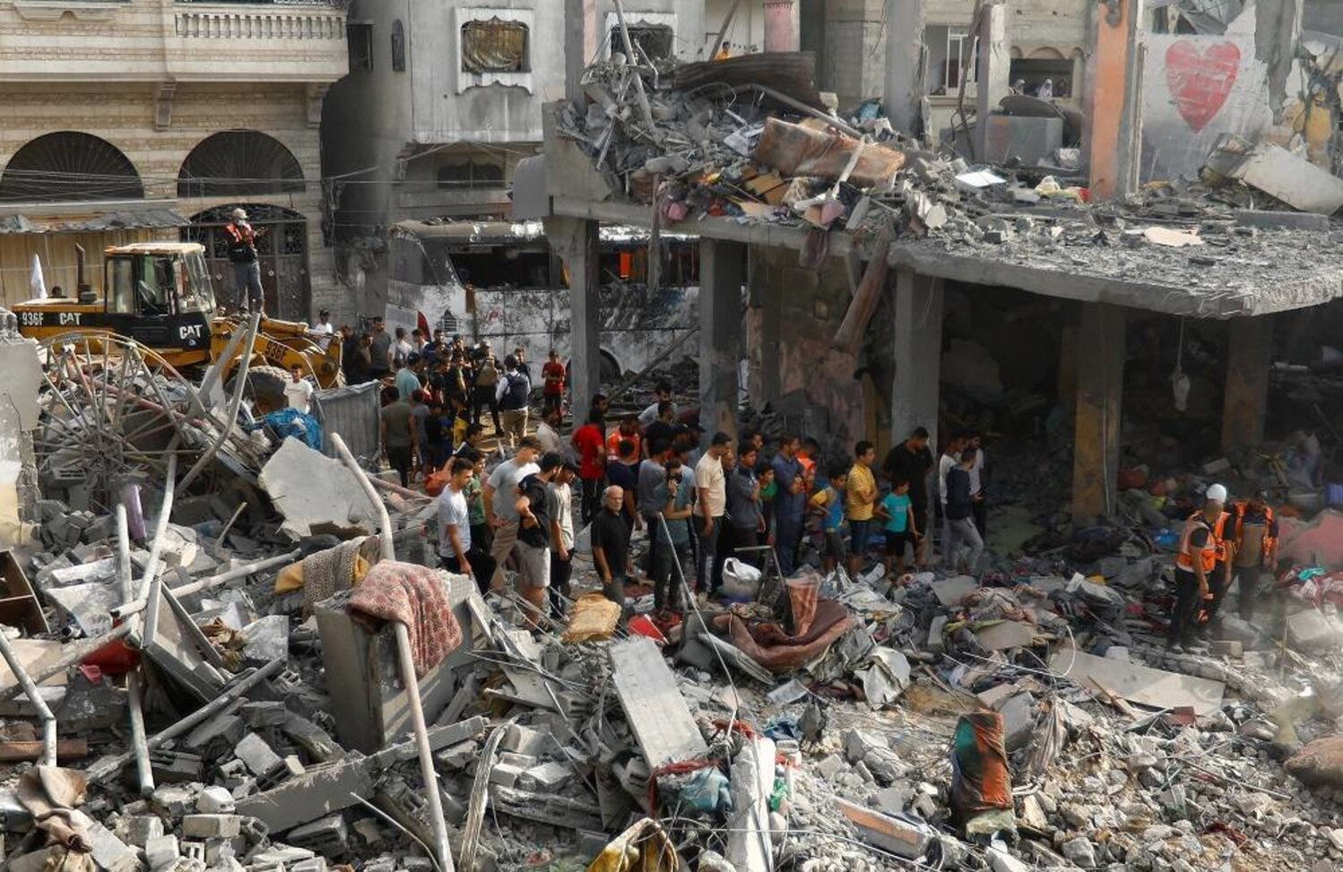 Palestinians look on during a search for casualties at the site of Israeli strikes on houses, in Khan Younis, in the southern Gaza Strip, October 25, 2023. REUTERS/Ibraheem Abu Mustafa