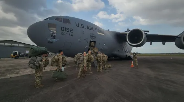 Parte dos militares dos Estados Unidos embarcando de Belém rumo à Macapá