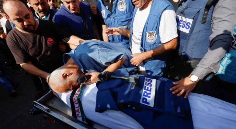 Pessoas em luto comparecem ao funeral, em 3 de novembro de 2023, do jornalista palestino Mohammed Abu Hatab, que foi morto em um ataque israelense no sul da Faixa de Gaza em 2 de novembro