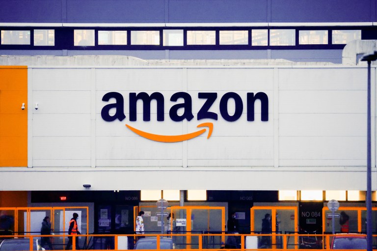 Logo da Amazon perto de Paris, na França