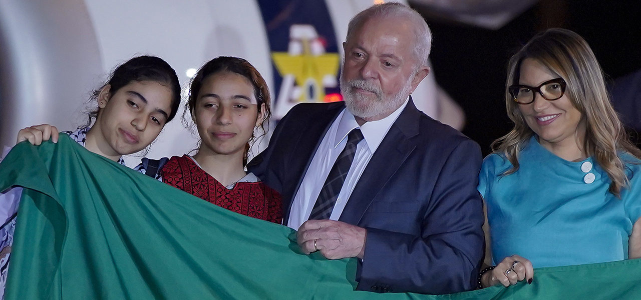 Lula e Janja recebem repatriados de Gaza
