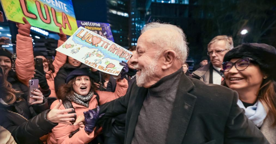 Apoiadores de Lula fazem festa de recepção ao presidente em Berlim, Alemanha 03/12/2023