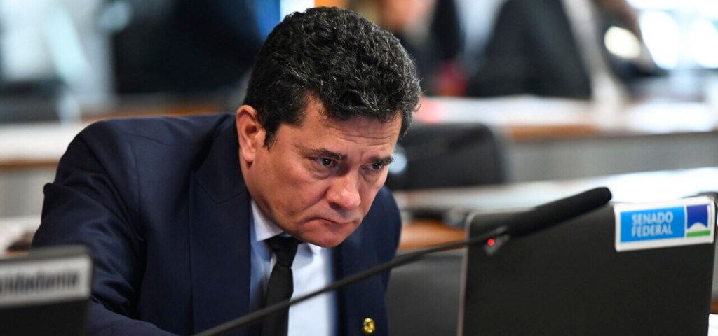 Urge cassar Moro, o “ladrão de galinhas” e de mandato