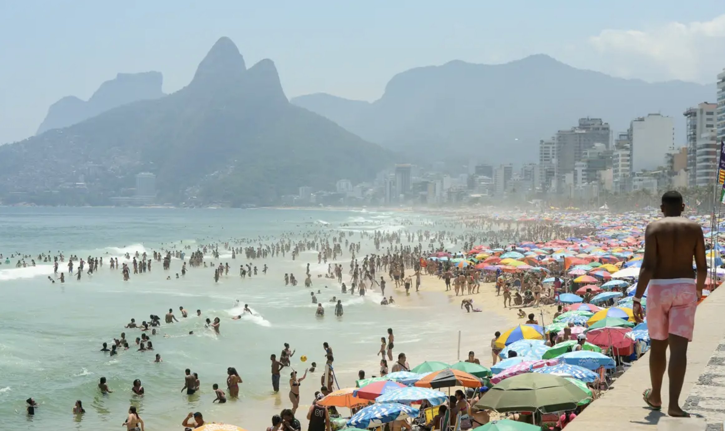 Praia lotada no Rio de Janeiro